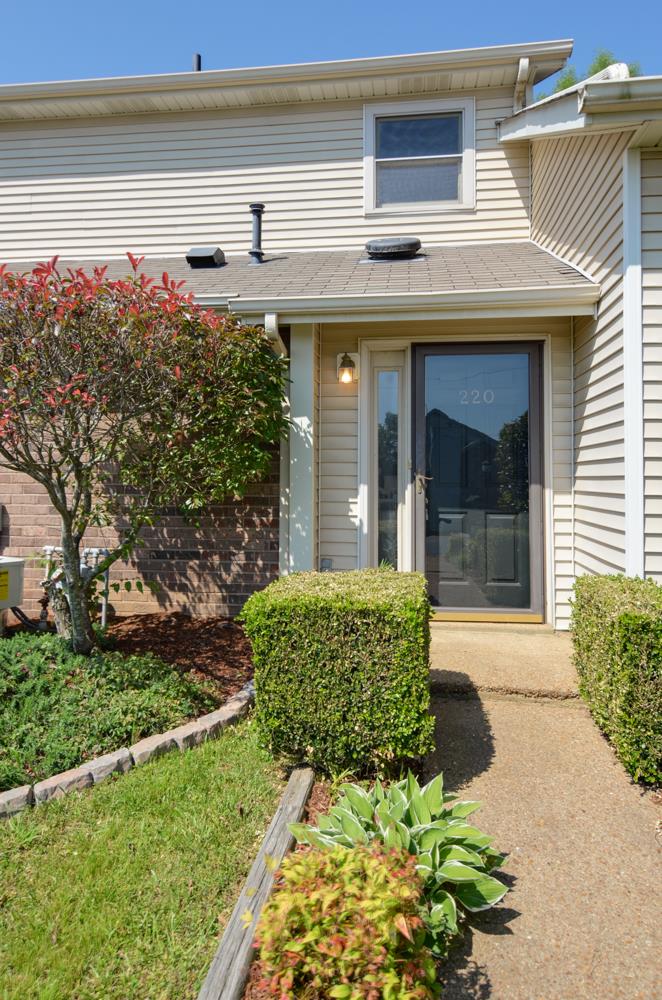 220 Village Cir W