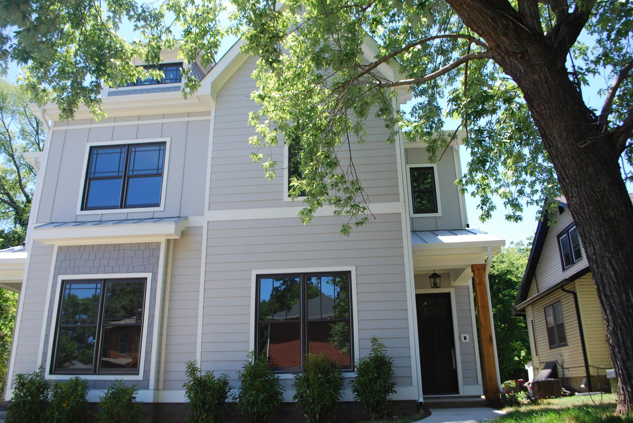 1011B Montrose Ave.