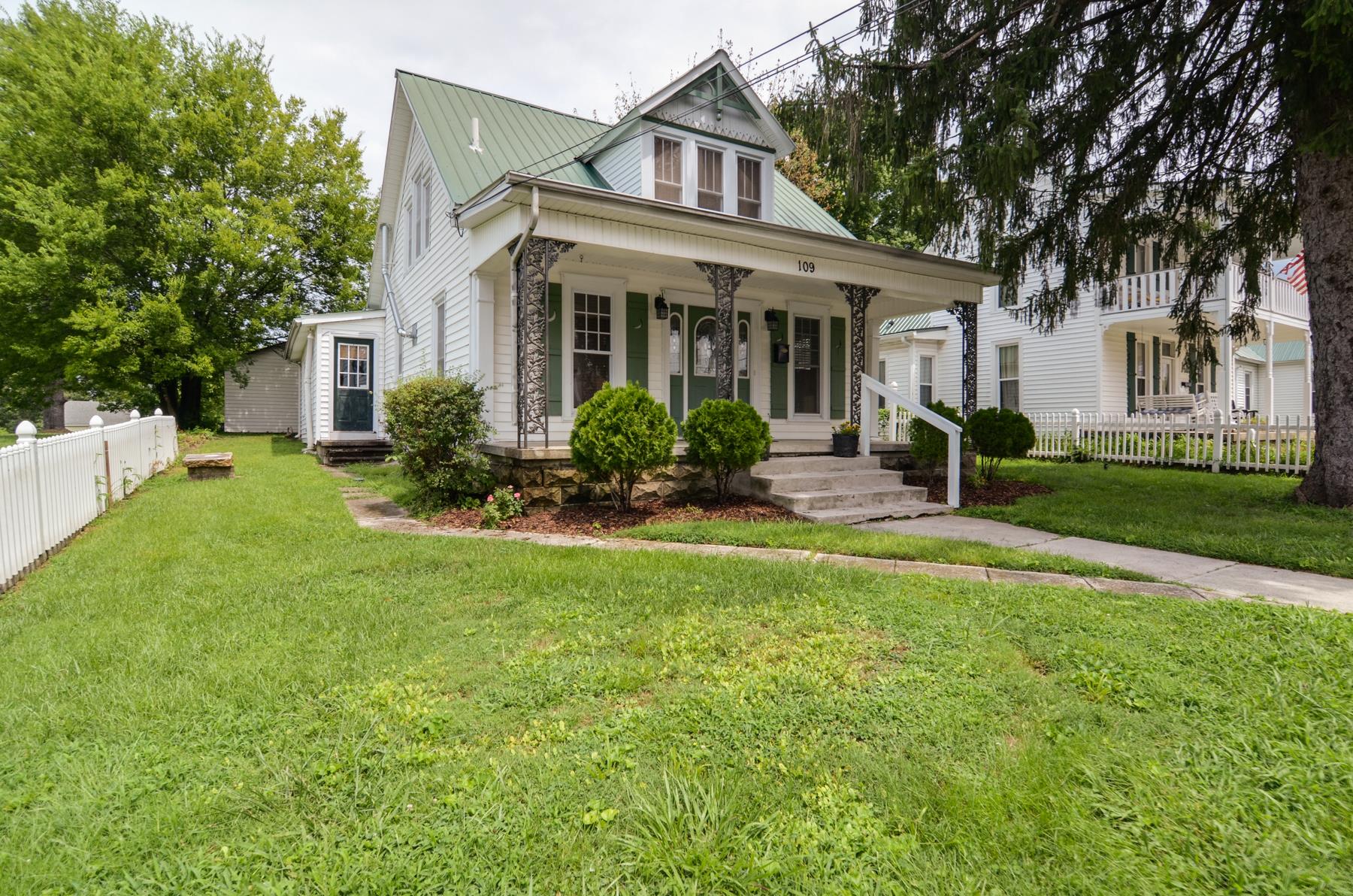 109 W Rickert Ave