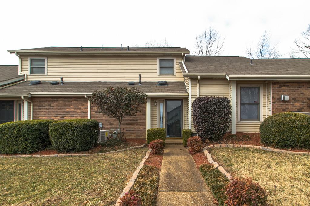 220 Village Cir W