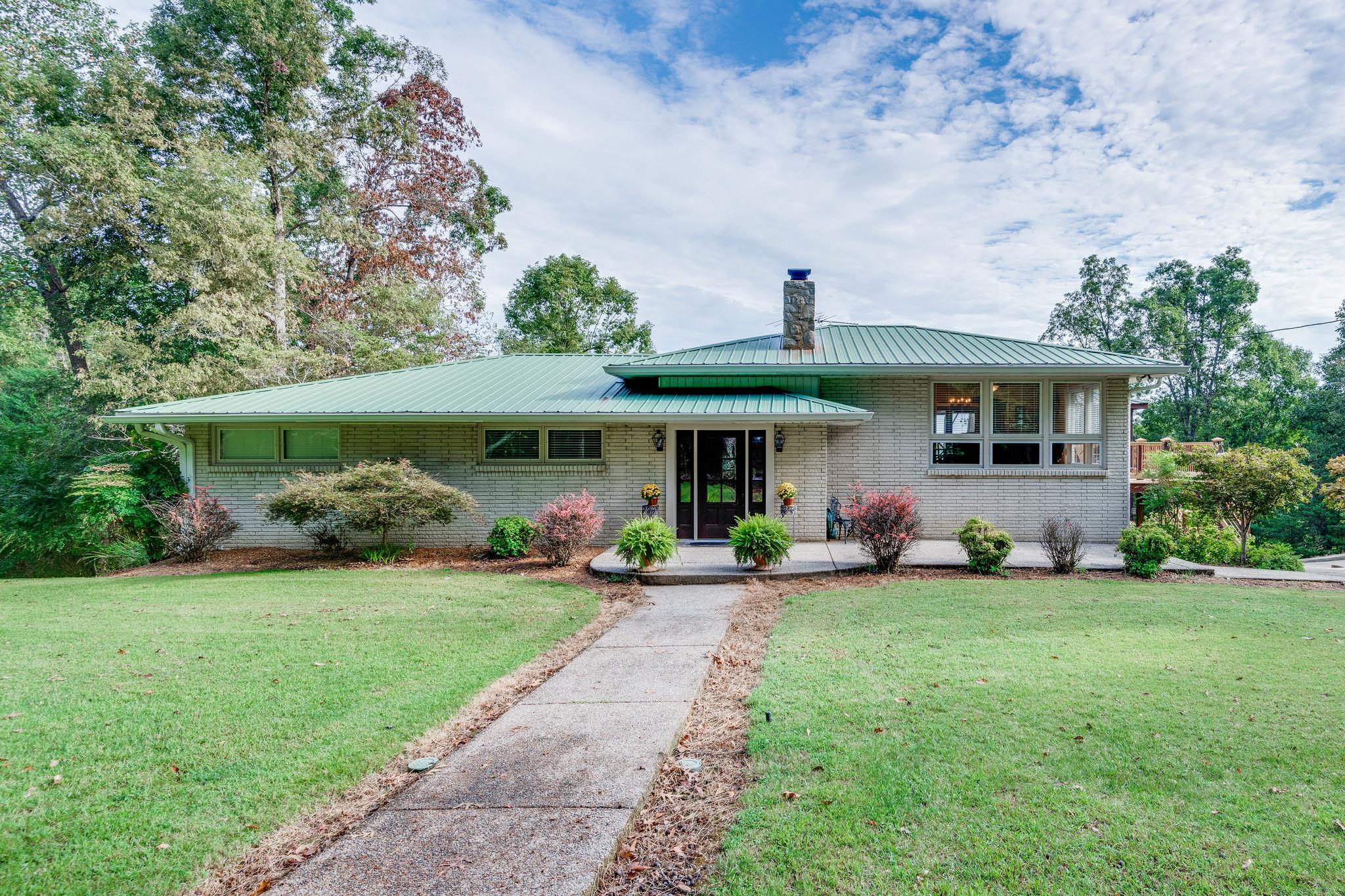 555 WHITE PINE DRIVE