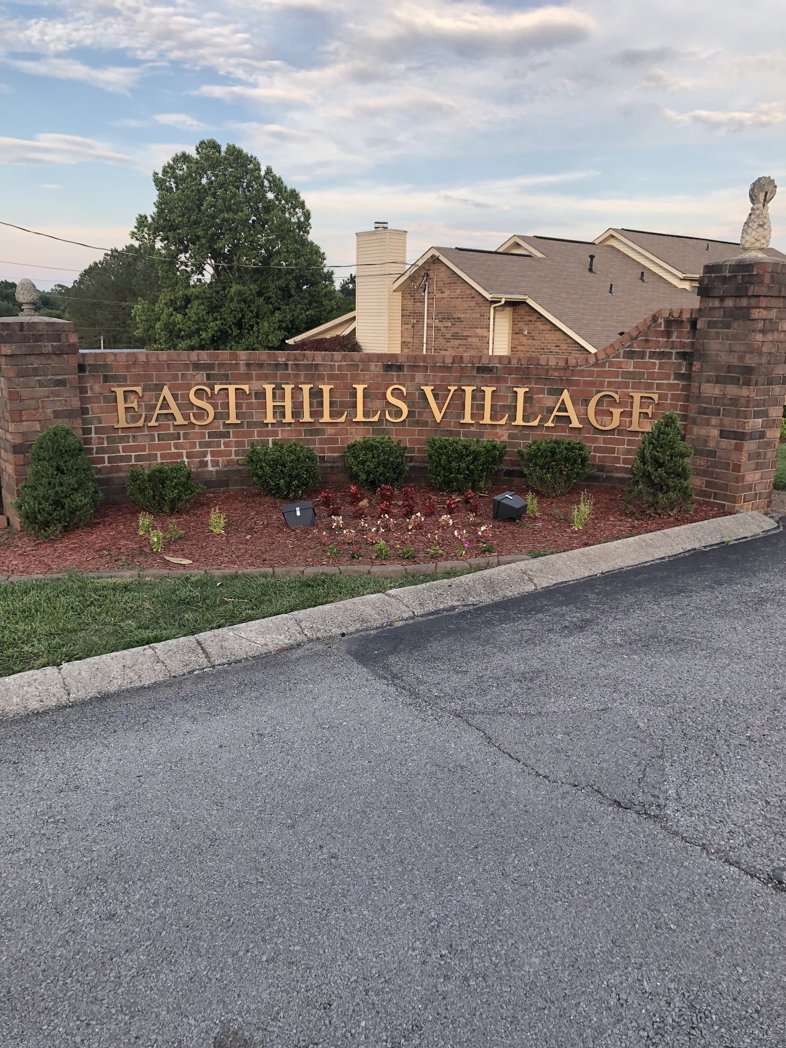 206 Village Cir, W