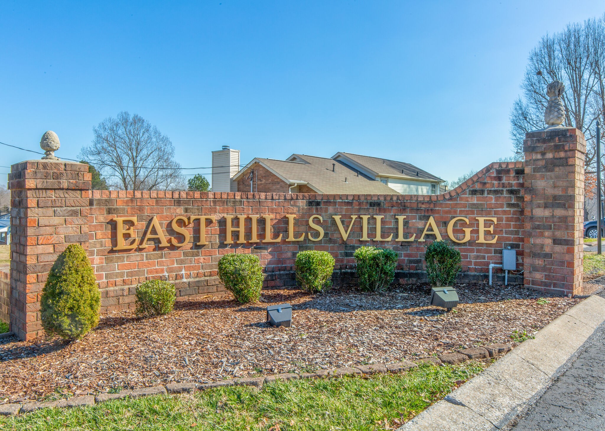 223 Village Cir, W
