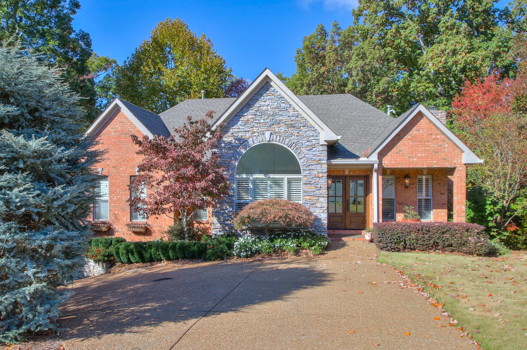 216 Summit Oaks Pl