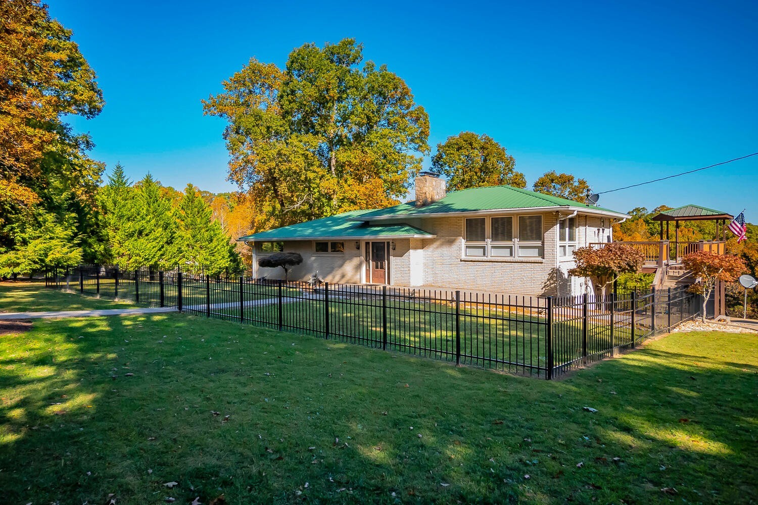 555 WHITE PINE DRIVE
