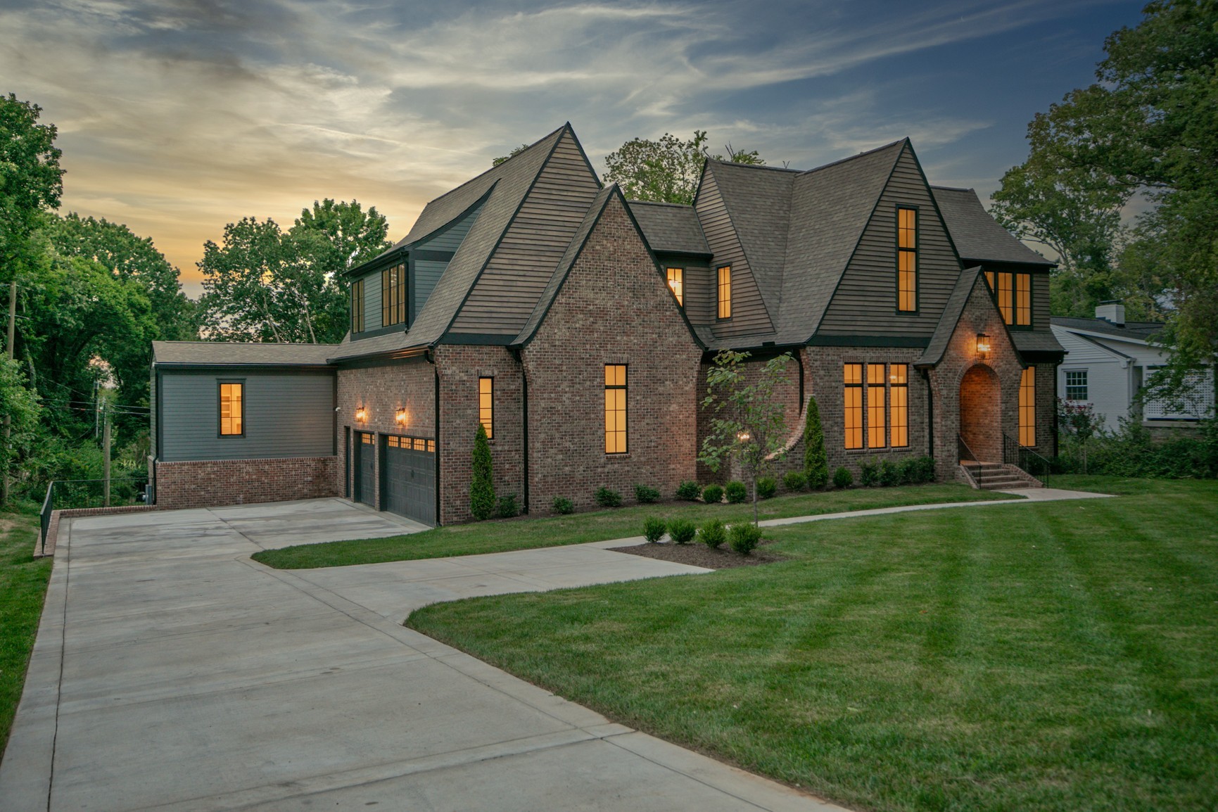 1912 Lone Oak Cir