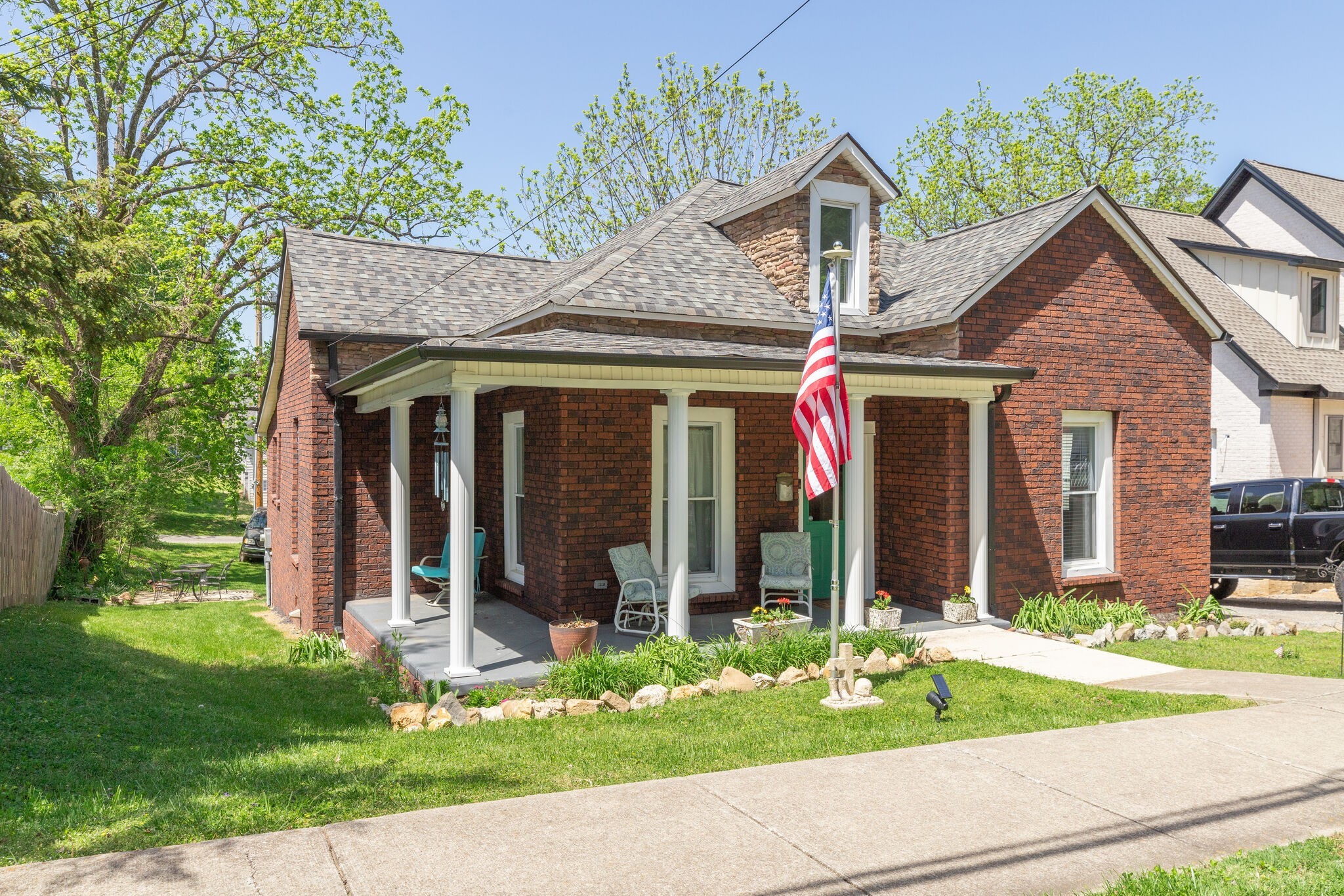 306 Center Ave