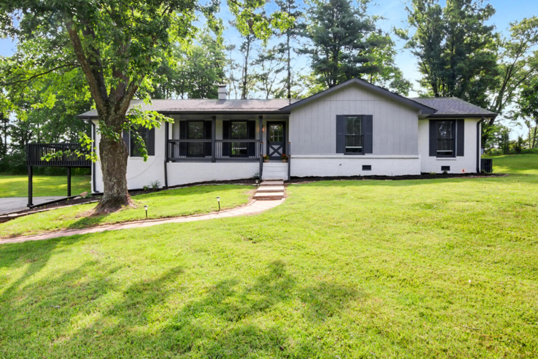 131 W Essex Ln