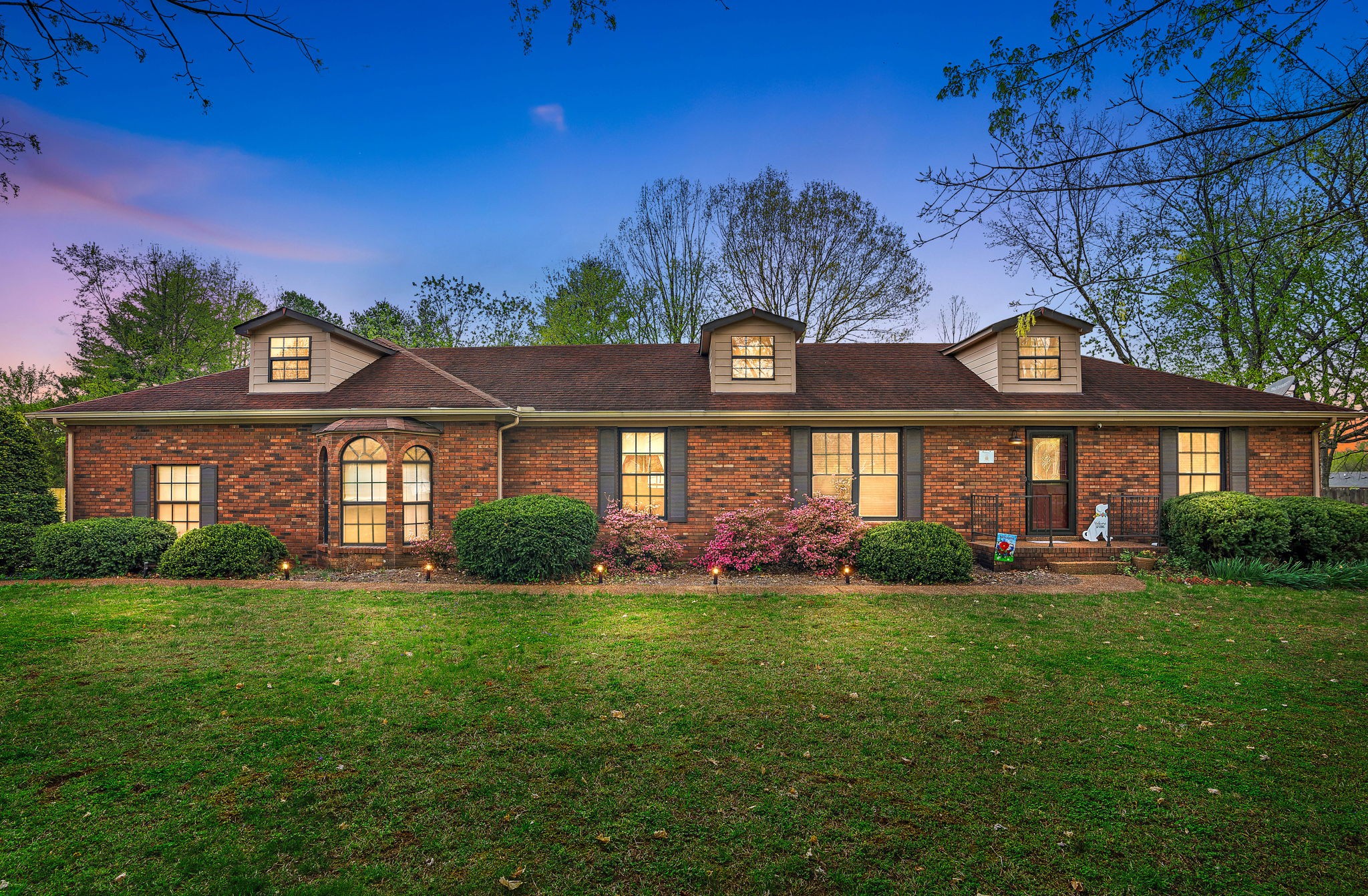552 Hillside Ln