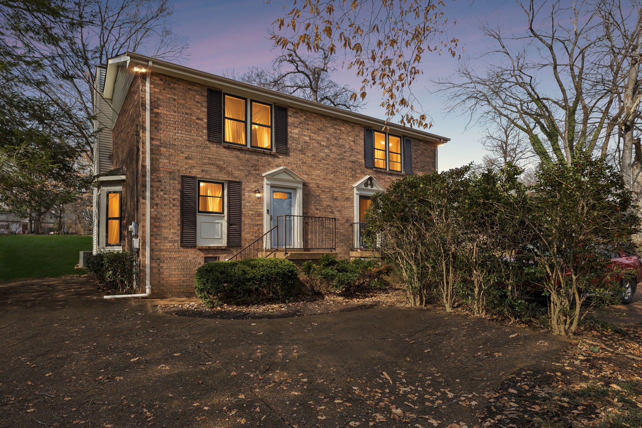 3323 Lealand Ln