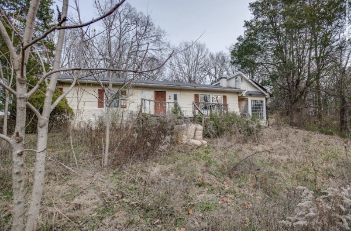 1120 Waller Rd